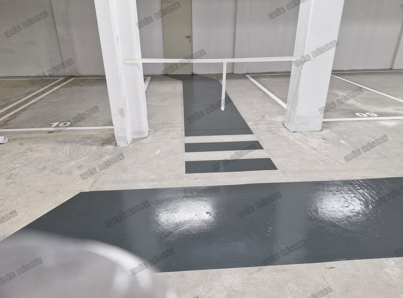 Marquage au sol et circulation dans un parking professionnel, chantier réel Idée Résine